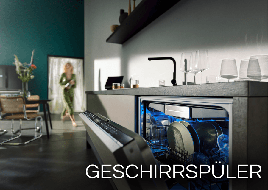 Ein leicht geöffneter, vollintegrierter Siemens studioLine Geschirrspüler in einer modernen Kücheninsel.